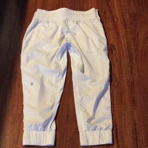 Lightweight lululemon tear away crops